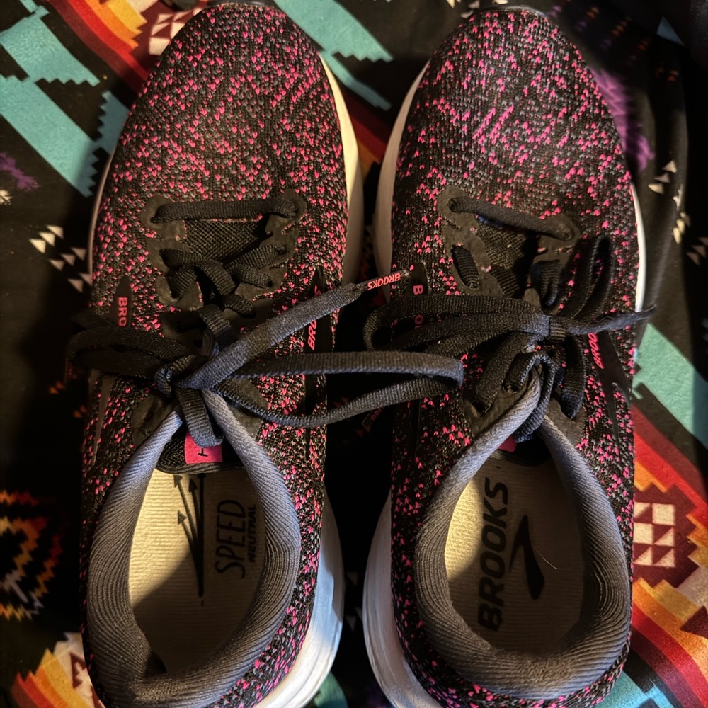 Brooks like new sz 8
